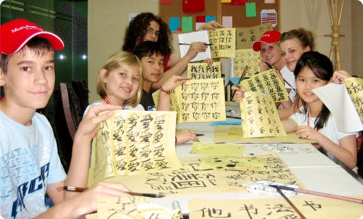 Children learn Chinese with online and offline programs