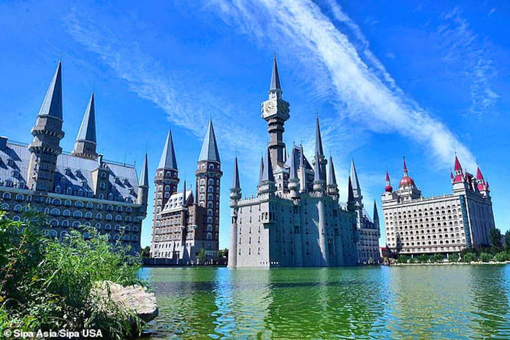 You Won’t Believe This Real Life “Hogwarts” In China!